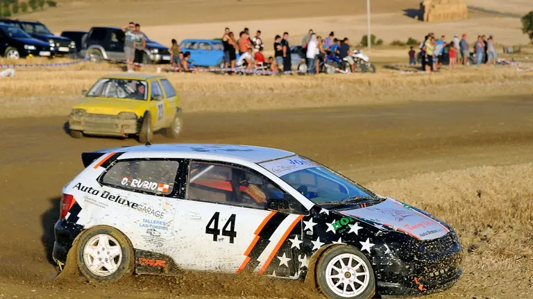 Oscar Rubio (Honda Civic) delante de  Ivan de Arriba Bravo (Citroën AX) en la final. Pista de autocross Eulz, Eulz, Navarra.
Sábado, 11/09/2016.
