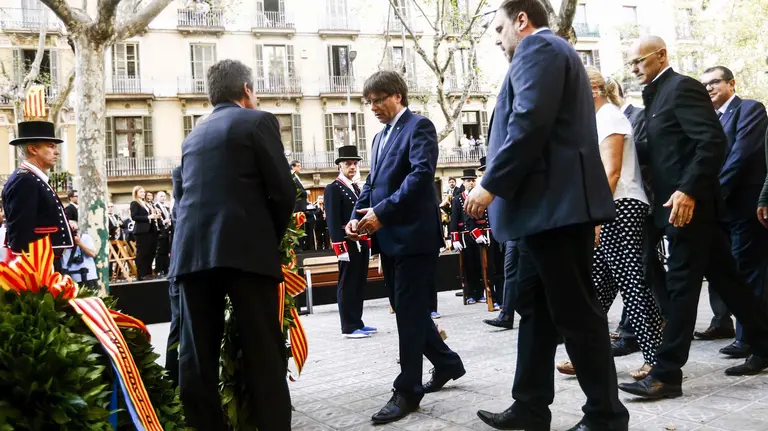 El presidente de la Generalitat, Carles Puigdemont (c), acompañado por el vicepresidente, Oriol Junqueras (2d), encabezan la tradicional ofrenda floral al monumento a Rafael Casanova, dentro de los actos conmemorativos de la Diada nacional de Cataluña. EFE/Quique García
