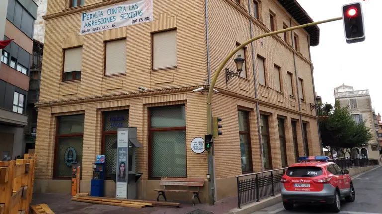 Pancarta en contra de las agresiones sexistas en Peralta.