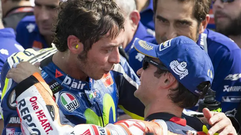 Rossi saluda a pedrosa en San marino. Efe.