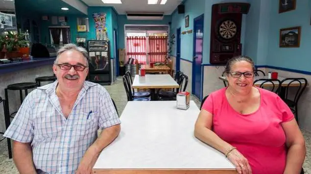 Agustín Aliana y Juani Sánchez en su bar de Utebo. (Heraldo de Aragón)