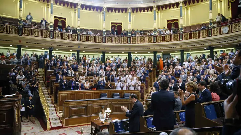 Los diputados de todos los grupos parlamentarios del Congreso aplauden tras la declaración institucional en la que celebran el acuerdo sellado entre el Gobierno colombiano y las FARC, durante la tercera sesión del debate de investidura, hoy en el Congreso de los Diputados. EFE/JuanJo Martín