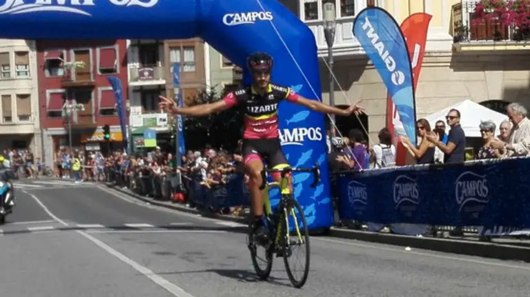 Héctor Carretero entra destacado en la línea de meta. Foto Lizarte.