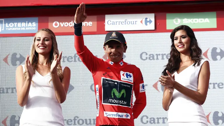 El ciclista colombiano del equipo Movistar, Nairo Quintana en el podium tras proclamarse el vencedor virtual de la Vuelta Ciclista a España .EFE/Javier Lizón