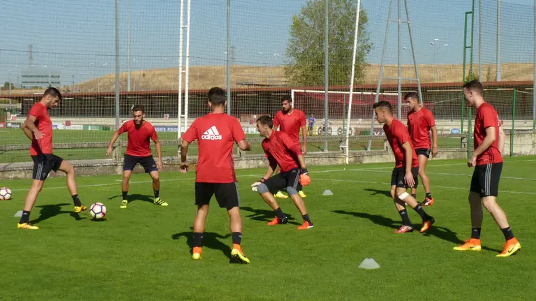 Los jugadores de Osasuna juegan un rondo en Tajonar.