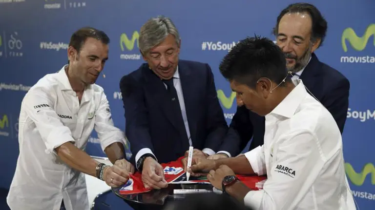 Firma de la renovación del contrato de Nairo Quintana con el Movistar. Efe.