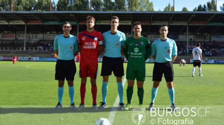 Trio arbitral y capitanes del Burgos - Mutilvera. Foto web Burgos CF.