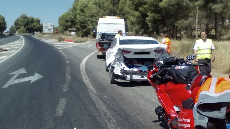 Colisión entre dos turismos en el cruce de Los Abetos. Imagen: Policía Foral.
