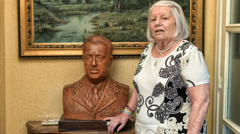 Carlota Sanjurjo muestra una foto de su padre. BEGOÑA RIVAS