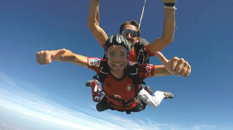 Álvaro Soulé sobrevolando el cielo con la camiseta de Osasuna. 
