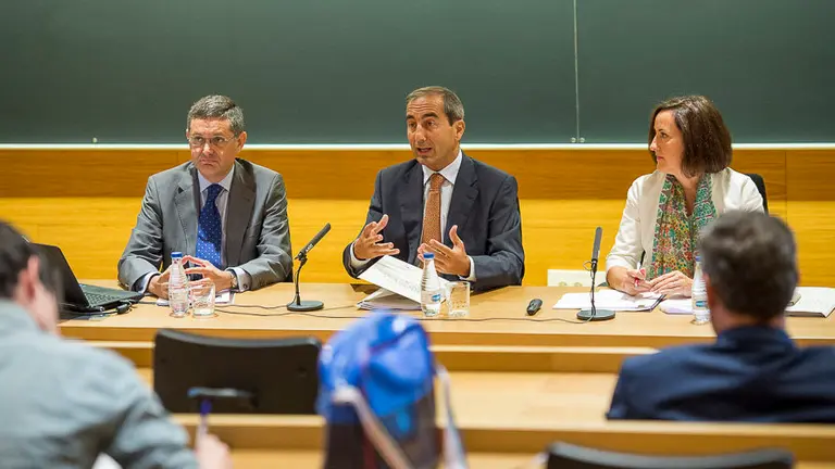 José Andrés Gómez Cantero, director de la Clínica Universidad de Navarra; Alfonso Sánchez Tabernero, rector de la Universidad de Navarra; y Ana Andueza, de la consultora de Deloitte. PABLO LASAOSA