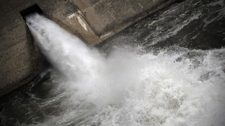 Vista del desembalse de las aguas de fondo del embalse de Eugi para eliminar materia orgánica y metales. EFEIván Aguinaga