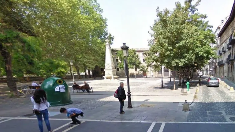 A la derecha, un coche estacionado en la plaza Recoletas de Pamplona, en el Casco viejo de la ciudad.