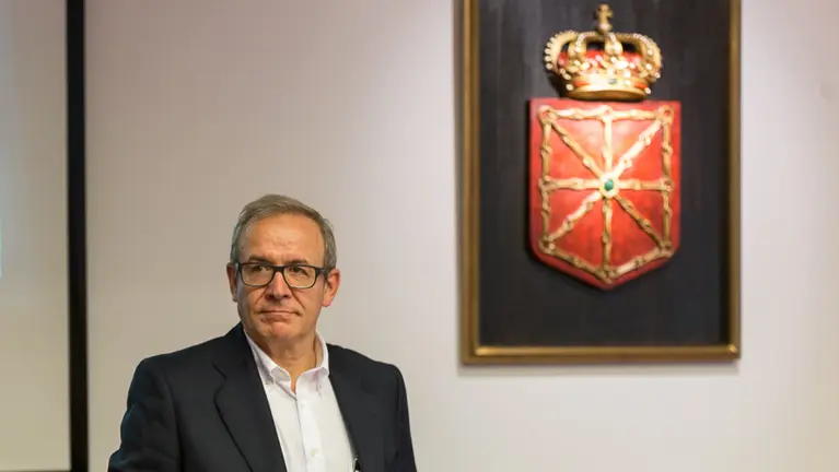 El Jefe del Servicio de Ginecología y Obstetricia, Ricardo Ezkurra, explica en la Comisión de Salud cómo va poner en marcha el Decreto de Salud Sexual Reproductiva. IÑIGO ALZ (2)