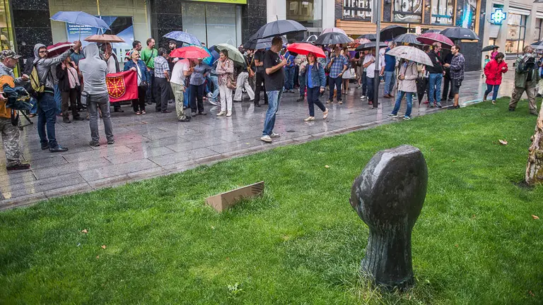 Multitud de personas se reune de forma espontánea frente al monolito de Germán Rodríguez en protesta por el ataque sufrido la pasada noche. PABLO LASAOSA01