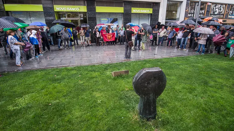 Multitud de personas se reune de forma espontánea frente al monolito de Germán Rodríguez en protesta por el ataque sufrido la pasada noche. PABLO LASAOSA02