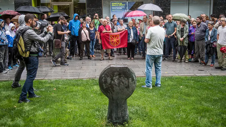 Multitud de personas se reune de forma espontánea frente al monolito de Germán Rodríguez en protesta por el ataque sufrido la pasada noche. PABLO LASAOSA05