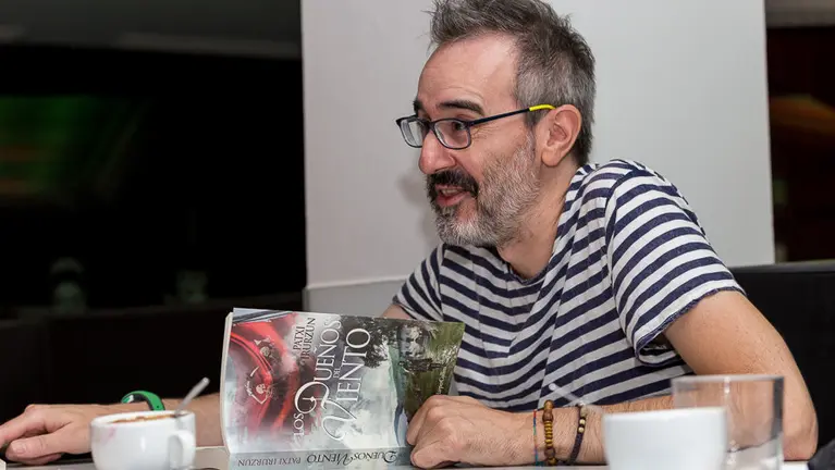 El escritor navarro Patxi Irurzun presenta su último libro Los Dueños del Viento (2). IÑIGO ALZUGARAY