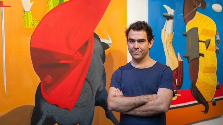 Juan de la Rica posando con dos de las obras expuestas en la Puerta Gótia. Manuel Castells