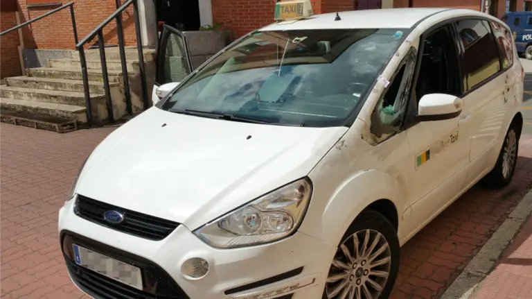 Un taxi dañado en Pamplona y Comarca en la operación 'Garaje' de la Policía Nacional. 