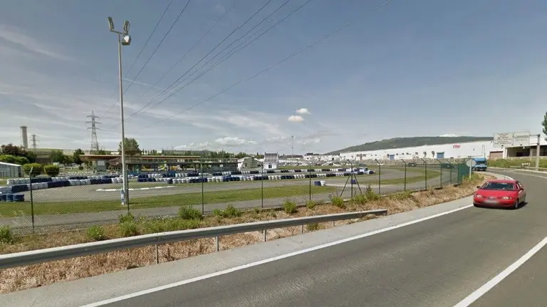 Un coche circula por el polígono industrial de Landaben. 