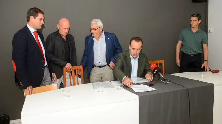 Las cuatro patronales de la red concertada en rueda de prensa exponiendo la necesidad de alcanzar un acuerdo en este sector.. PABLO LASAOSA02