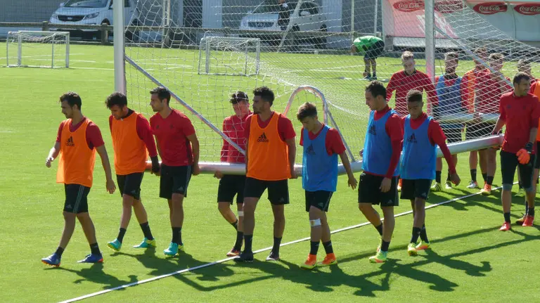 Los jugadores de Osasuna trasladan una portería en Tajonar.