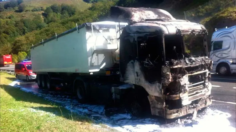 Camión calcinado en la entrada del tunel de Belate.