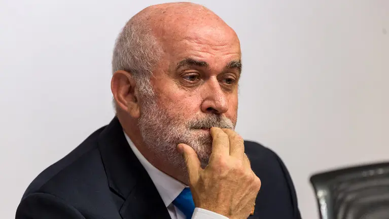 El Consejero de Educación, José Luis Mendoza, explica en la Comisión del Parlamento los motivos por los que se han producido los ceses en su departamento. IÑIGO ALZUGARAY (7)