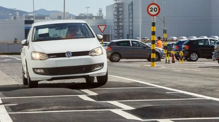 Un Volkswagen Polo en la nueva pista de pruebas