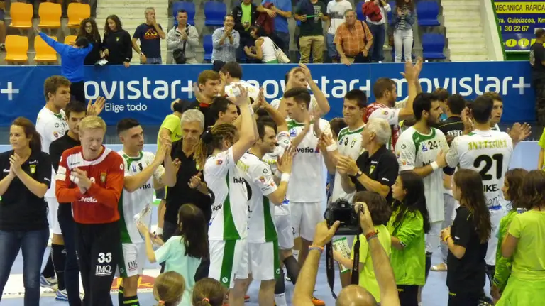 Los jugadores del Helvetia aplauden al público tras la victoria sobre el Valladolid.