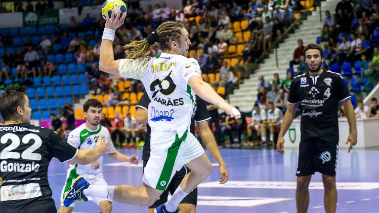 Partido entre Helvetia Anaitasuna y Atlético Valladolid correspondiente a la segunda jornada de la Liga Asobal (4). IÑIGO ALZUGARAY