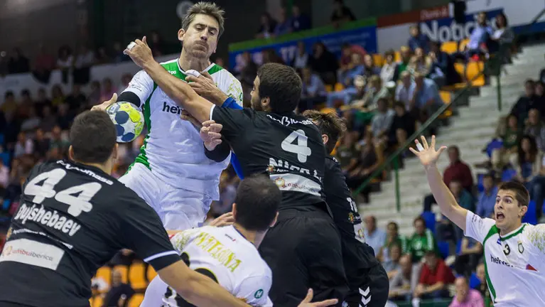 Partido entre Helvetia Anaitasuna y Atlético Valladolid correspondiente a la segunda jornada de la Liga Asobal (16). IÑIGO ALZUGARAY