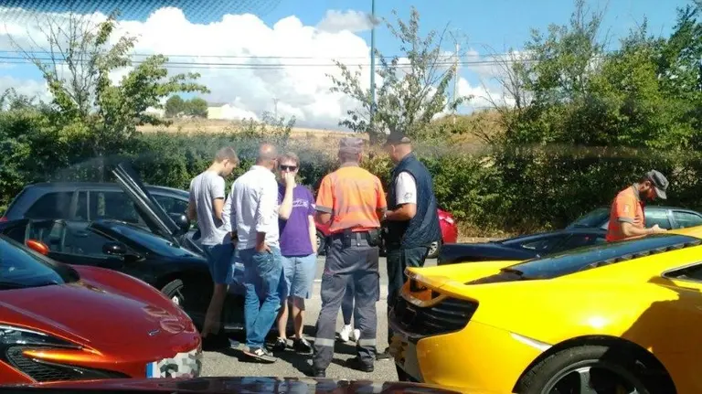 Momento en el que la Policía Foral denuncia a los tres conductores. PFORAL
