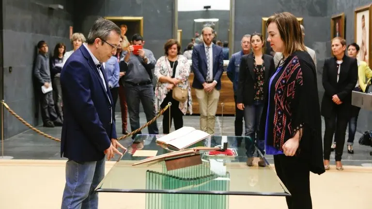 Rafael Eraso (Geroa Bai) promete su cargo ante la presidenta del Parlamento de Navarra.