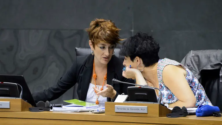 Asun Fernández de Garayalde habla con Bakarttxo Ruiz, ambas de EH BILDU. PABLO LASAOSA