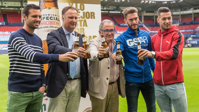 El estadio del Sadar ha sido el escenario de la presentación este mediodía del acuerdo entre Osasuna y la empresa cervezas San Miguel para los próximos tres años (4). IÑIGO ALZUGARAY