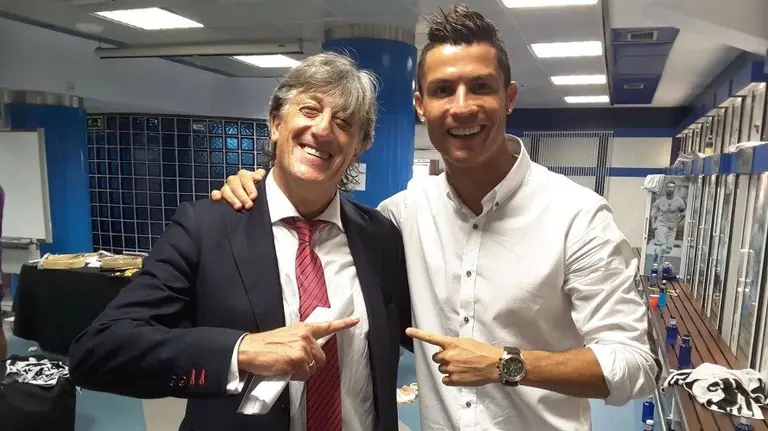 El entrenador de Osasuna, Enrique Martín Monreal, posa junto a Cristiano Ronaldo tras el partido en el Bernabéu