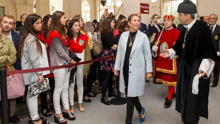 El rector de la Universidad de Navarra, Alfonso Sánchez-Tabernero, junto a la presidenta del Gobierno de Navarra, Uxue Barkos, en acto de apertura del curso académico 2016-2017. IÑIGO ALZUGARAY.