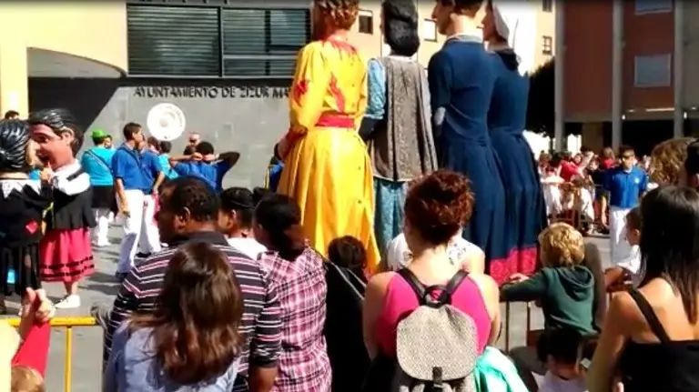 Gigantes y cabezudos en el inicio de las fiestas de Zizur Mayor.