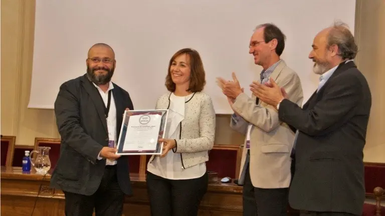 La consejera Herrera entrega el diploma a Javier Armentia en presencia de Benjamín Montesinos y de Javier Gorgas.