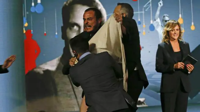 Agentes de paisano detienen a un espontáneo con un cartel de apoyo a los presos de ETA durante la inauguración de la 64 edición del Festival Internacional de Cine de San Sebastián EFE Javier Etxezarreta