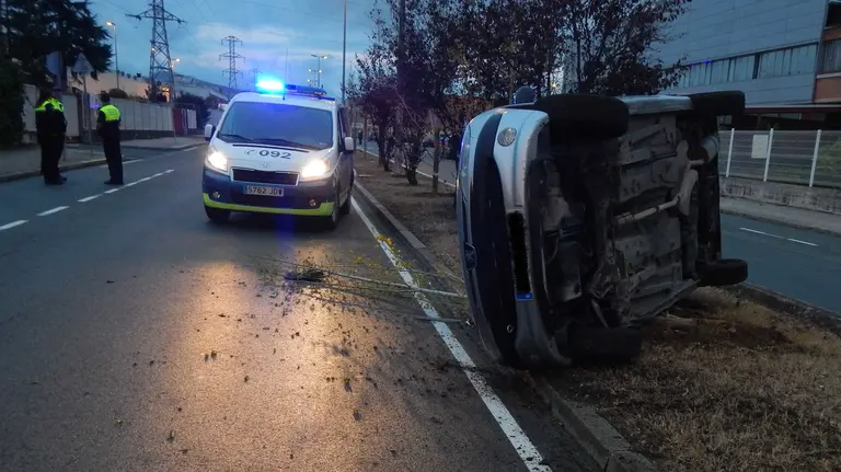 Vuelco de un coche tras salirse de la vía en el polígono de Landaben. Imagen: Policía Municipal de Pamplona.