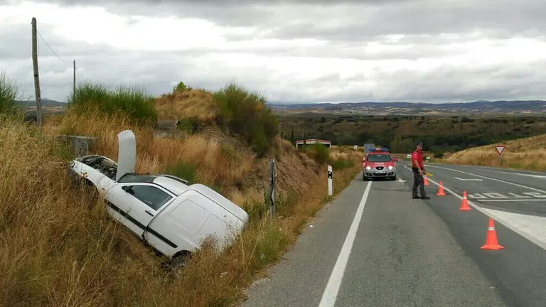 Salida de vía en Larraga en la que dos personas mayores han resultado heridas, una de ellas en estado grave. Foto: Policía Foral.