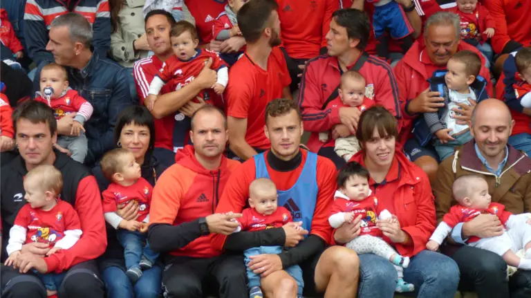 Oriol Riera con los osasunbebés en Tajonar.