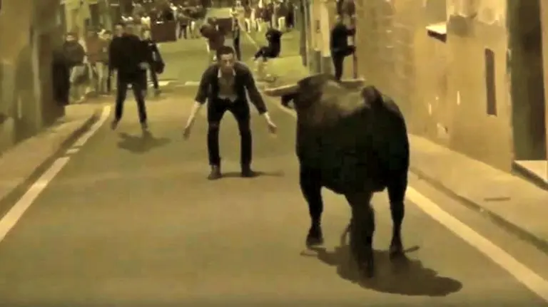 Momento previo a la cogida de un mozo en Fitero durante el encierro nocturno de la ganadería Bretos Fernández.