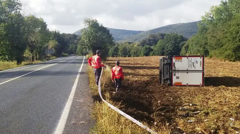 Salida de un camión en las Ventas de Arraiz, su conductor ha dado positivo en la prueba de alcoholemia. Foto: Policía Foral.