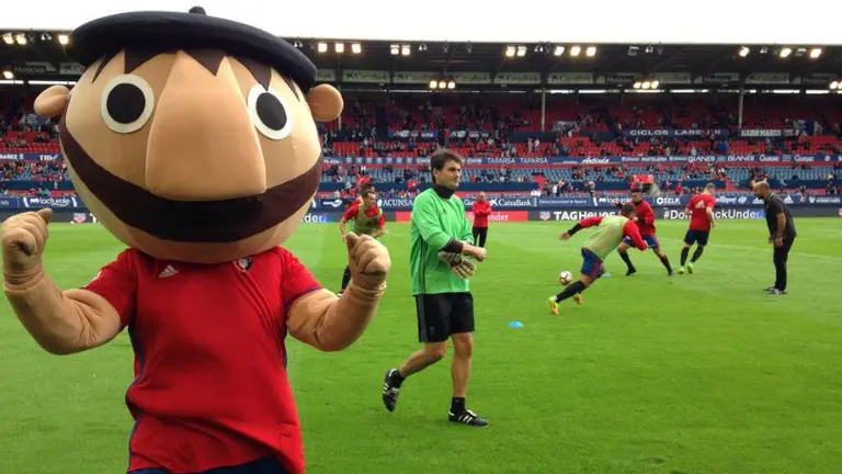 Rojillo anima a los jugadores de Osasuna en el calentamiento del partido ante el Celta