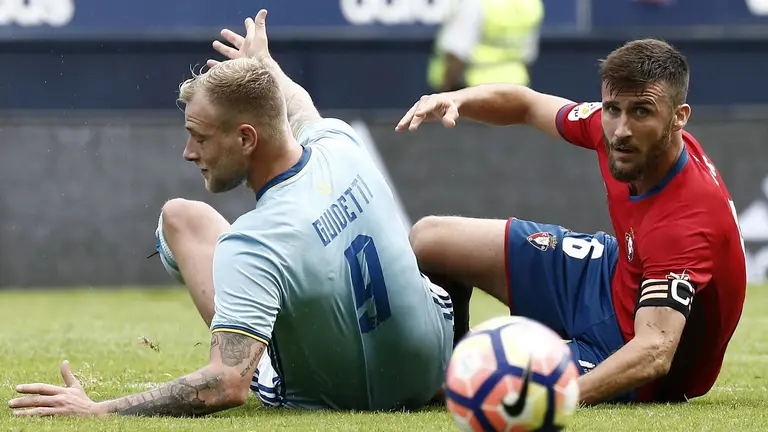 El jugador de Osasuna Oier, y Guidetti del Celta de Vigo, durante el partido de la cuarta jornada de la Liga Santander de Primera División. EFE/Jesús Diges