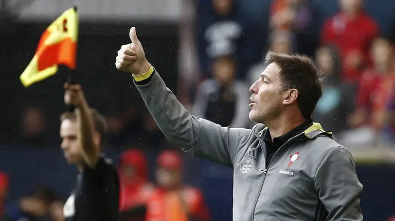 El entrenador del Celta de Vigo, Eduardo Berizzo, dirige a sus jugadores desde la banda durante el encuentro que les ha enfrentado a Osasuna en el Estadio de El Sadar. EFE/Jesús Diges